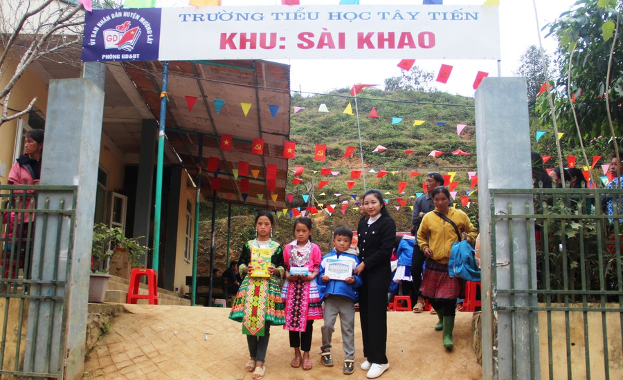 Cô và trò điểm trường Sài Khao, xã Mường Lý. Cô và trò điểm trường Sài Khao, xã Mường Lý.