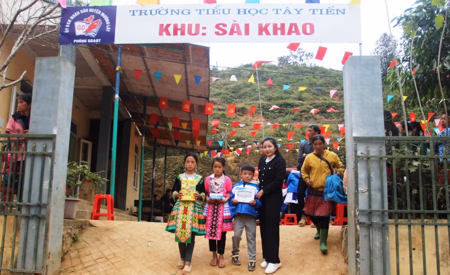 Cô và trò điểm trường Sài Khao, xã Mường Lý.