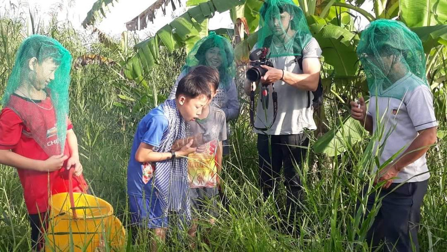 Khách du lịch trải nghiệm nghề ăn ong. Khách du lịch trải nghiệm nghề ăn ong.