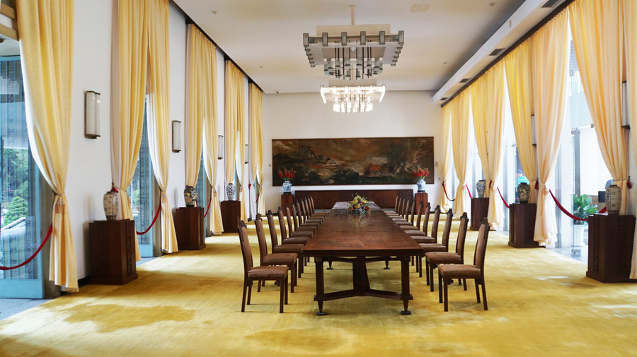 Phòng Đại yến với tông màu vàng chủ đạo là nơi tổ chức các cuộc chiêu đãi, sức chứa hơn 100 khách.