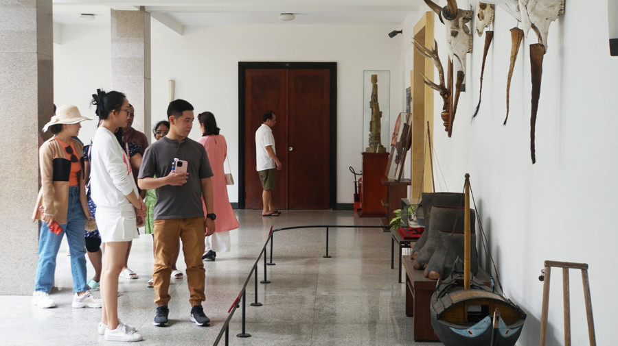 Những món quà của Tổng thống Việt Nam Cộng hòa Nguyễn Văn Thiệu được trưng bày dọc hành lang trong tư dinh.