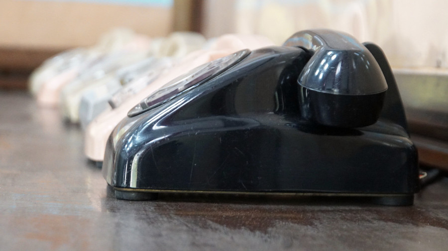 Điện thoại được đặt trong Phòng Hội đồng An ninh quốc gia - nơi Tổng thống họp bàn với các tướng lĩnh và cố vấn quân sự Mỹ.