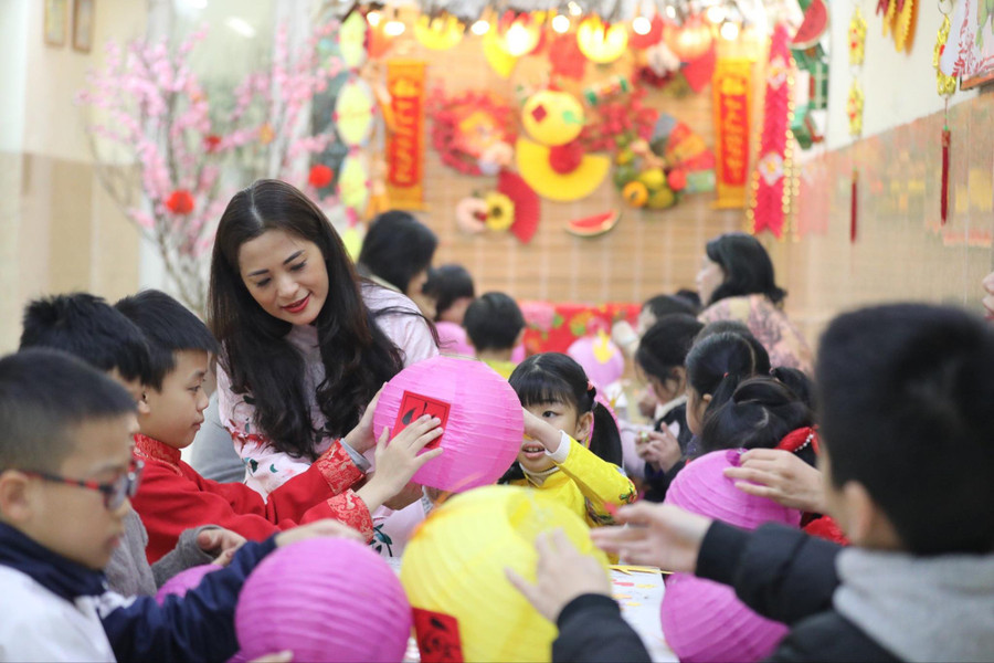 Cô trò Trường Tiểu học Bình Minh (Hoàn Kiếm, Hà Nội) làm đèn Trung thu. Ảnh: NVCC - TG Cô trò Trường Tiểu học Bình Minh (Hoàn Kiếm, Hà Nội) làm đèn Trung thu. Ảnh: NVCC - TG