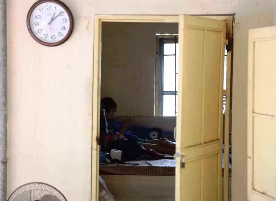 Một bệnh nhân nhỏ tuổi ở xóm trọ 0 đồng. Mỗi căn phòng ở đây rộng khoảng 10m2. Ảnh: B.M.