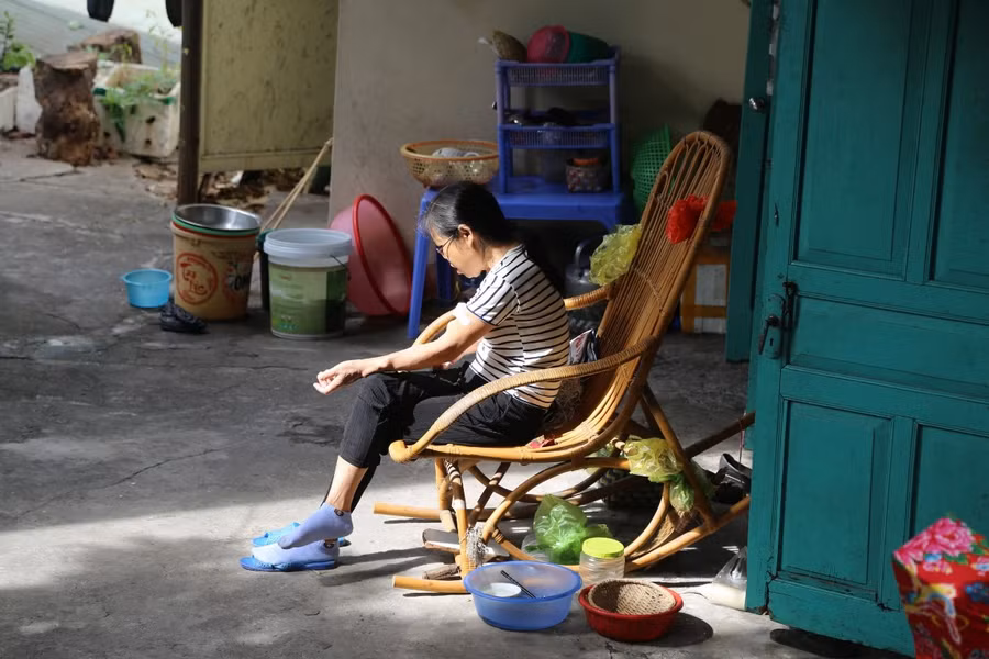 Xóm trọ 0 đồng thoáng đãng, mát mẻ là ngôi nhà thứ 2 của những bệnh nhân. Ảnh: B.M.