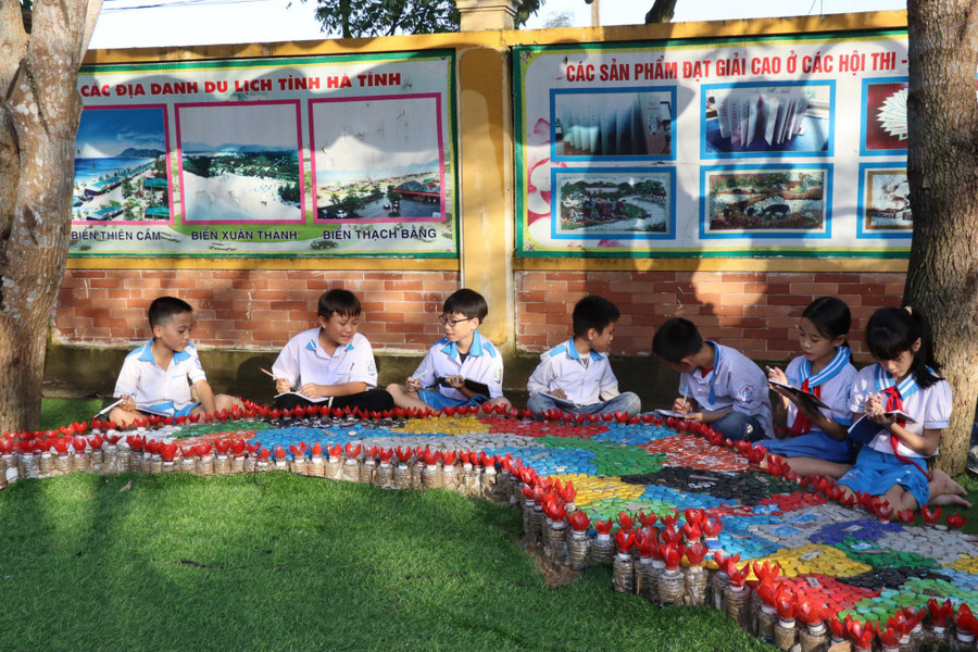 Bản đồ Việt Nam được xây dựng từ các vật liệu tái chế tại Trường Tiểu học Thạch Đài.