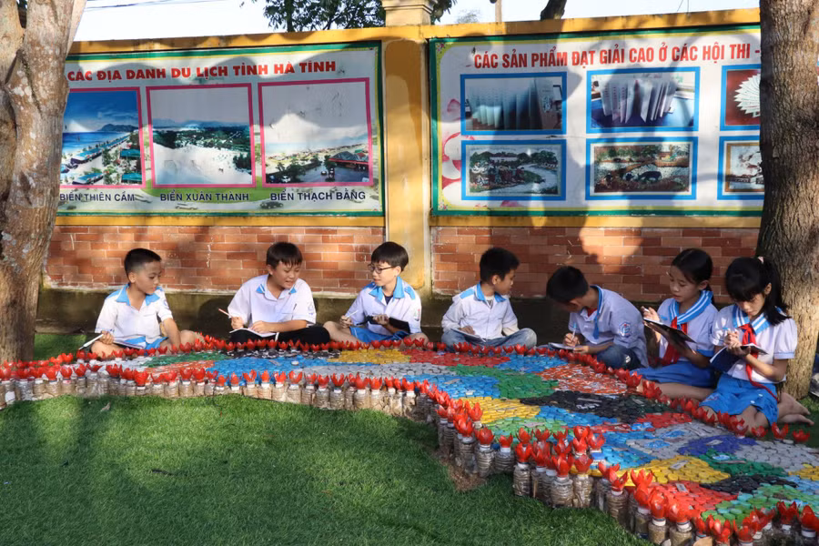 Bản đồ Việt Nam được xây dựng từ các vật liệu tái chế tại Trường Tiểu học Thạch Đài.