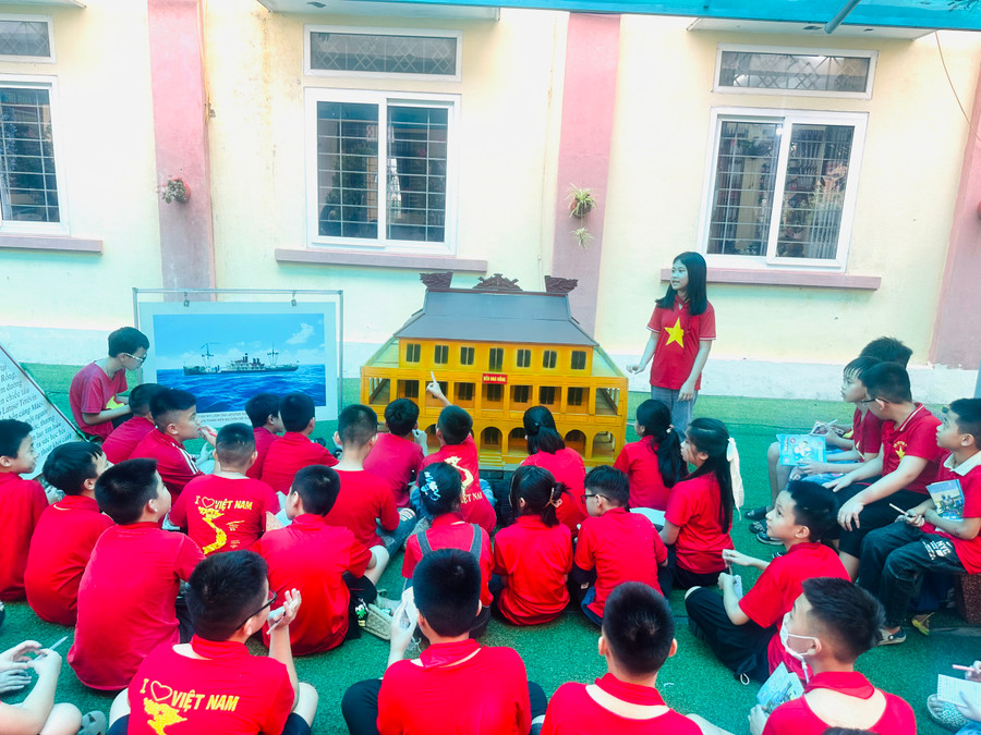Học sinh Trường Tiểu học Nam Hà học tại Vườn lịch sử.