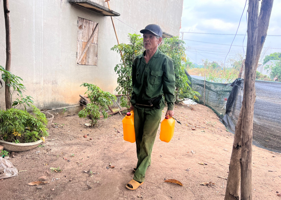 Nước giếng nhiễm phèn, ông Huỳnh Xuân Ba đi xin nước của hàng xóm sử dụng. Ảnh: Trúc Hân