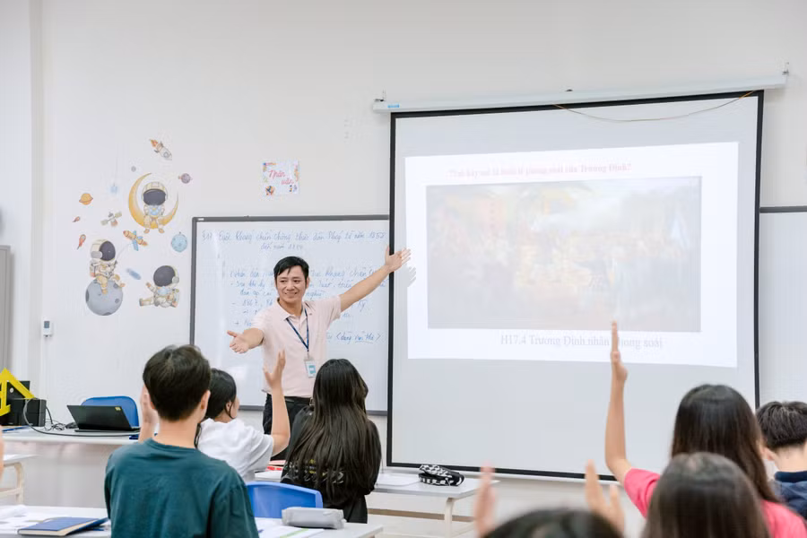 TS Phạm Văn Giềng - giáo viên môn Lịch sử, Trường Phổ thông liên cấp Phenikaa (Hà Nội) trong giờ dạy. Ảnh: NTCC