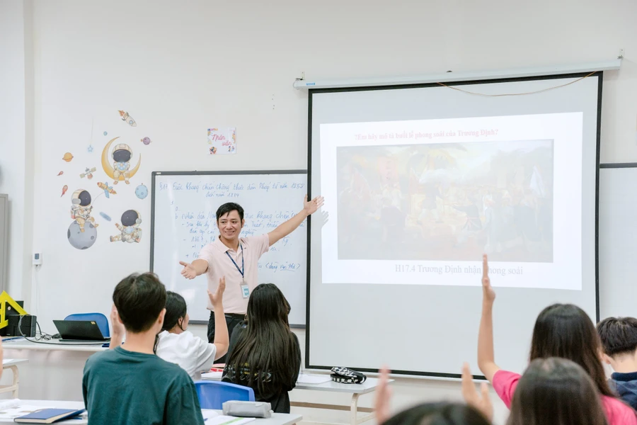 TS Phạm Văn Giềng - giáo viên môn Lịch sử, Trường Phổ thông liên cấp Phenikaa (Hà Nội) trong giờ dạy. Ảnh: NTCC