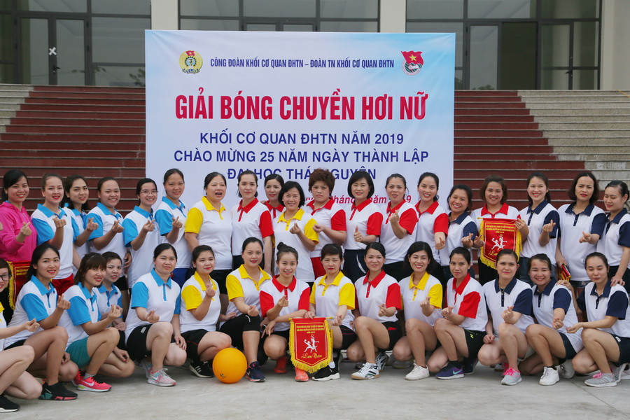 Các nữ cầu thủ rạng rỡ không quên "thả tim" trước giải đấu