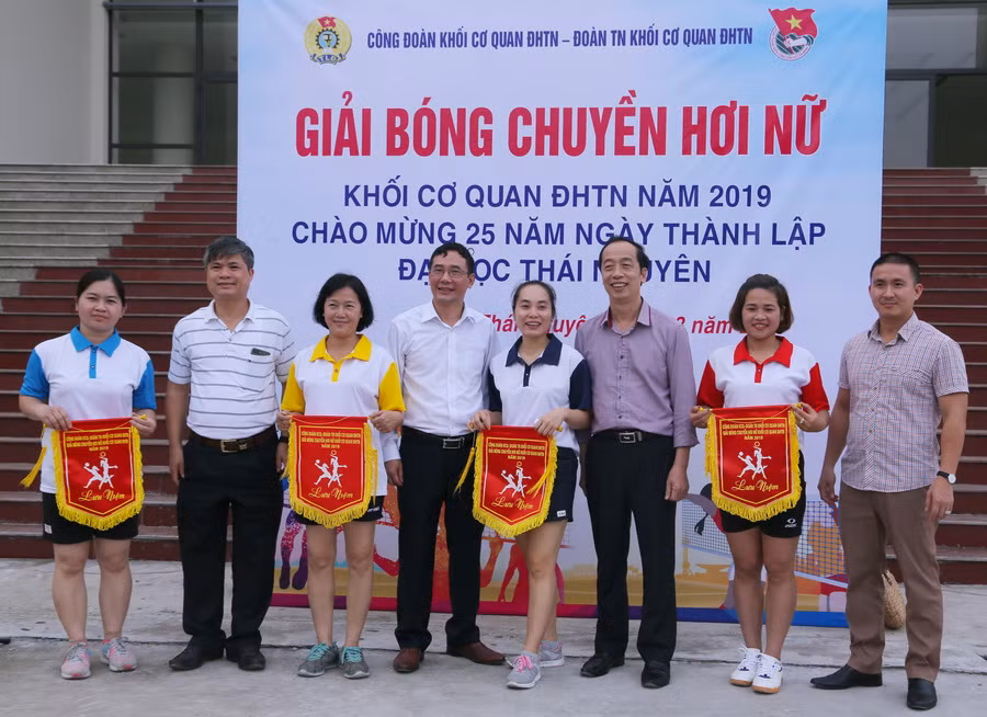 Lãnh đạo Công đoàn, BGĐ ĐHTN trao cờ lưu niệm cho các đội tham dự giải đấu.