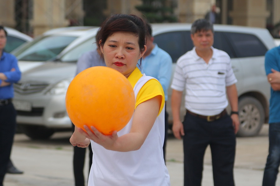 Nữ cầu thủ xinh đẹp phát bóng