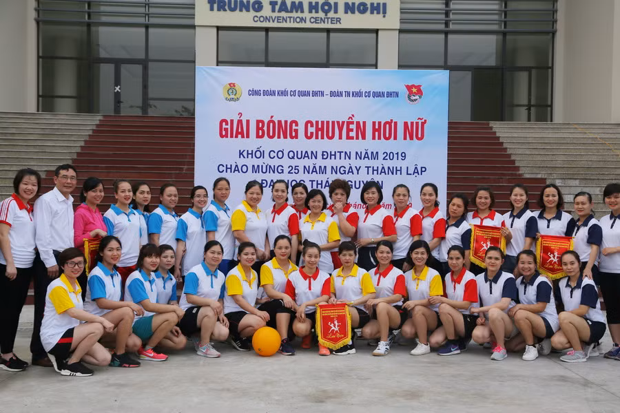 Lãnh đạo ĐHTN chụp ảnh lưu niệm với các đội bóng tham dự giải