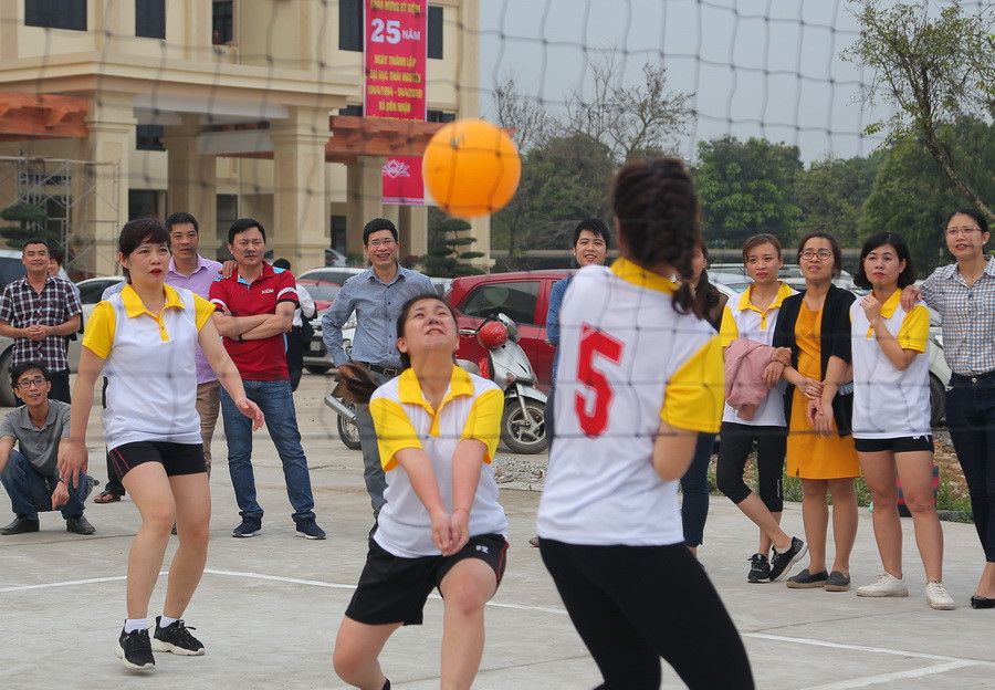 Những pha bóng sôi động thu hút đông đảo cán bộ, CNVC, người lao động trong Đại học tham gia cổ vũ
