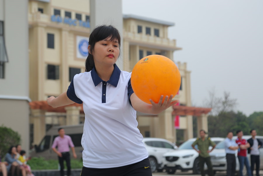 Một nữ cầu thủ của Đội Khoa Quốc tế đang phát bóng lên trong trận gặp Đội Liên quân các Trung tâm trực thuộc ĐHTN