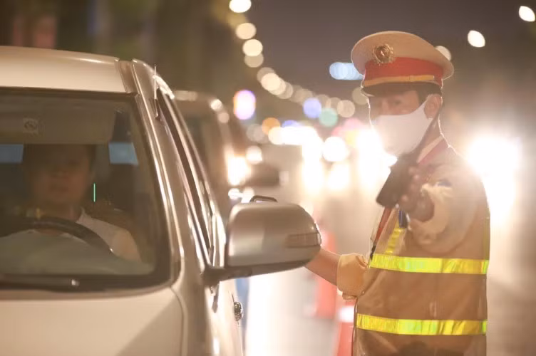 Cảnh sát giao thông phân luồng giao thông dịp Tết.