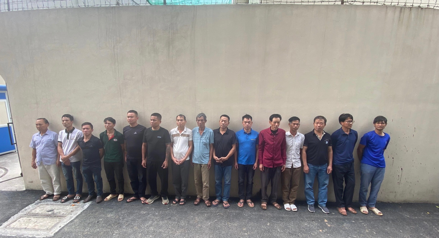 Nhóm đối tượng đánh bạc bị Công an huyện Ba Vì (Hà Nội) phát hiện, bắt giữ. Nhóm đối tượng đánh bạc bị Công an huyện Ba Vì (Hà Nội) phát hiện, bắt giữ.