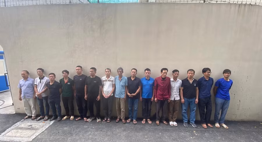 Nhóm đối tượng đánh bạc bị Công an huyện Ba Vì (Hà Nội) phát hiện, bắt giữ.