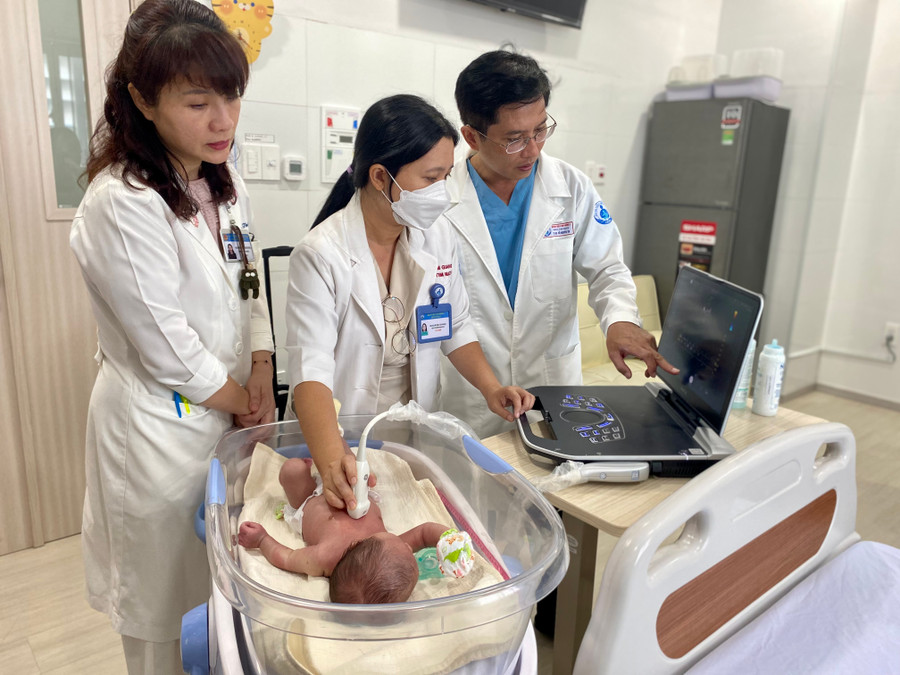 Bác sĩ Tín đang hướng dẫn và theo dõi khi siêu âm tim cho bệnh nhi vừa được can thiệp bẩm sinh trong bào thai thành công. Ảnh: Cẩm Anh Bác sĩ Tín đang hướng dẫn và theo dõi khi siêu âm tim cho bệnh nhi vừa được can thiệp bẩm sinh trong bào thai thành công. Ảnh: Cẩm Anh