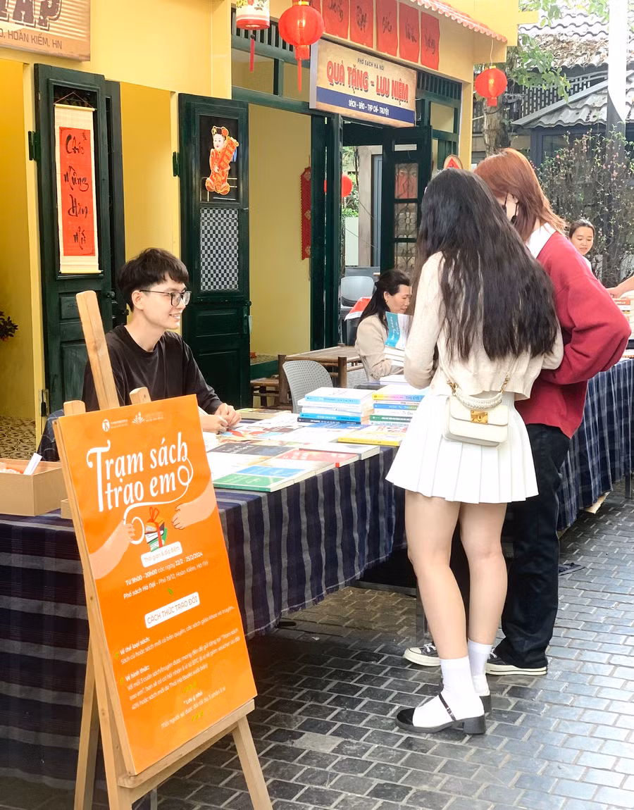 Trên 20 gian hàng chia thành các trạm chính tại phiên chợ khuyến đọc lần thứ 5.