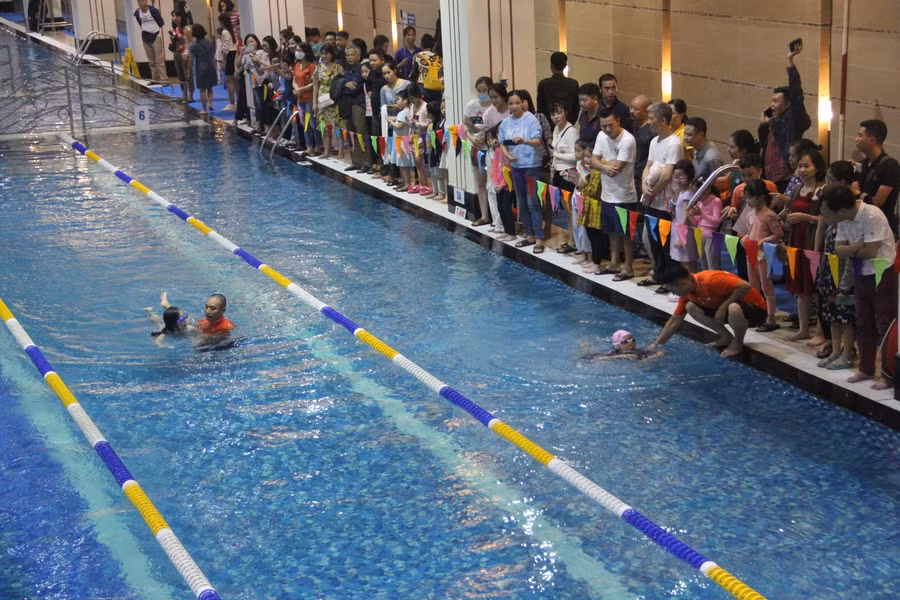 Đội ngữ Cứu hộ luôn theo sát các VĐV khi thi đấu.