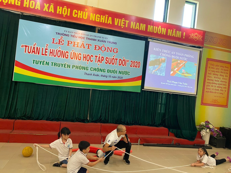 Hướng dẫn các kỹ năng cứu đuối nước cho các em học sinh trường Thanh Xuân Trung Hướng dẫn các kỹ năng cứu đuối nước cho các em học sinh trường Thanh Xuân Trung