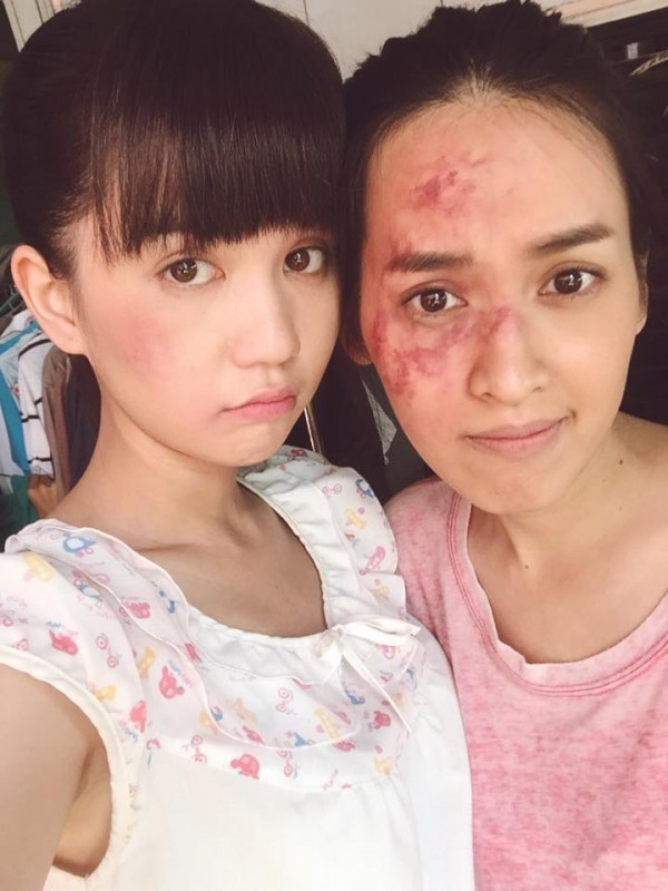 Ngọc Trinh và Tú Vi chia sẻ trên Facebook ảnh selfie cùng nhau trong hậu trường phim "Vòng eo 56" khi đăng tải hình ảnh cùng dòng status vui nhộn: “2 chi em bị chủ nợ đánh nhưng vẫn xìtin khi chộp hình này”. ngoctrinh