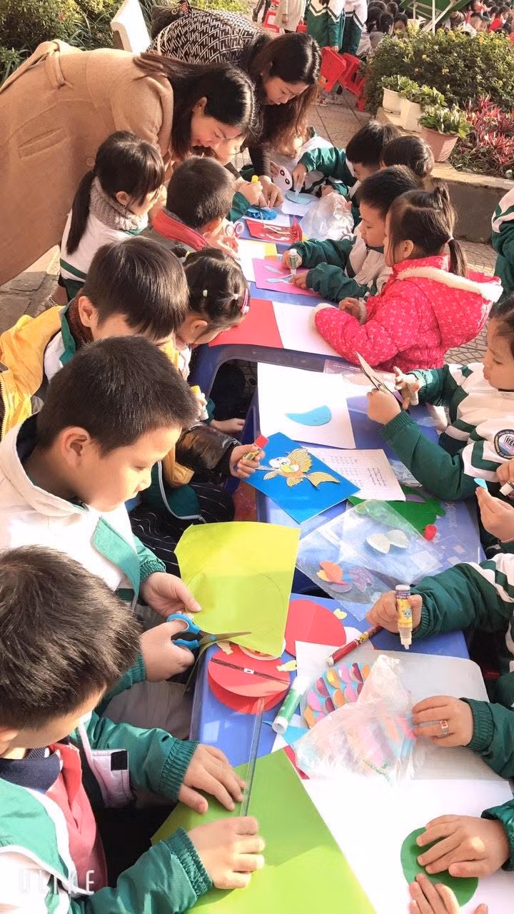 Đông đảo giáo viên, phụ huynh cùng học sinh tham gia ngày hội.