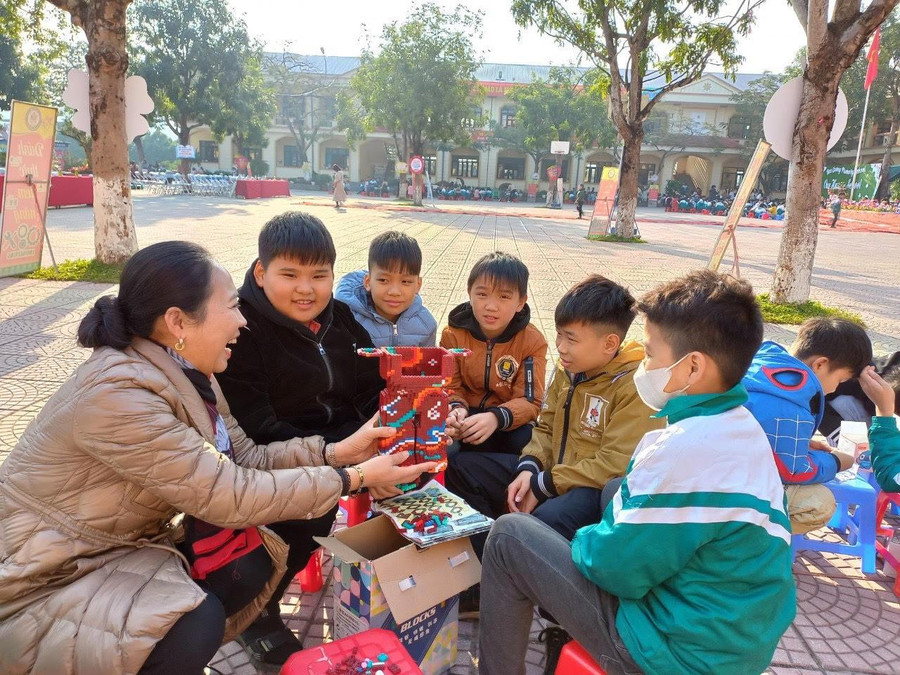 Thầy trò cùng hòa mình vào ngày hội