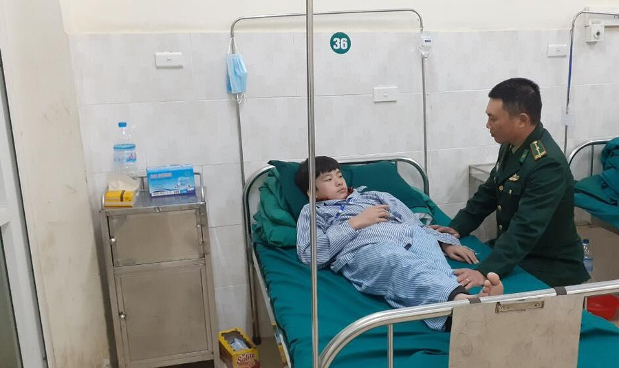 Thiếu tá Nguyễn Hữu Dậu vượt hơn 150km đưa cháu Thò Mí Và xuống Hà Giang chữa bệnh. Thiếu tá Nguyễn Hữu Dậu vượt hơn 150km đưa cháu Thò Mí Và xuống Hà Giang chữa bệnh.