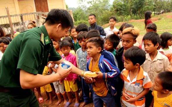 Bữa sáng dành cho học trò nghèo tại Lay Lay (Quảng Trị)