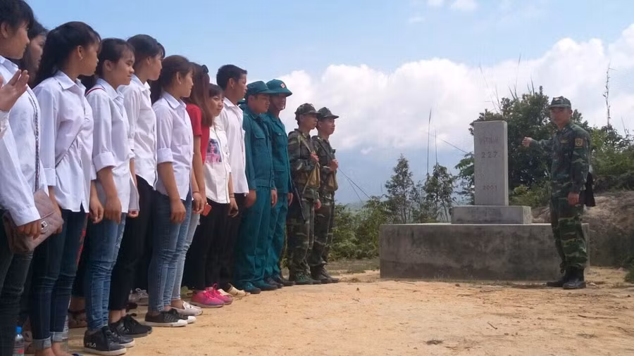 Học tại cột mốc.