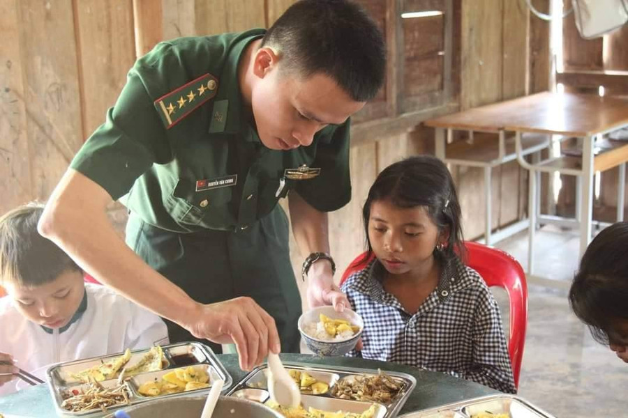 Những người lính Đồn Biên phòng A Vao (BĐBP Quảng Trị) chăm sóc những đứa con nuôi.