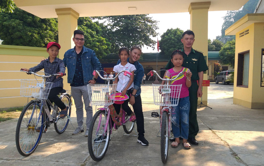 Quan tâm tạo điều kiện để trẻ nghèo được tới trường học tập.