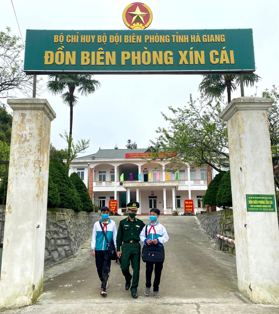 Hai con nuôi đồn Biên phòng Xín Cái được những người lính chăm sóc dạy bảo tận tình. Hai con nuôi đồn Biên phòng Xín Cái được những người lính chăm sóc dạy bảo tận tình.