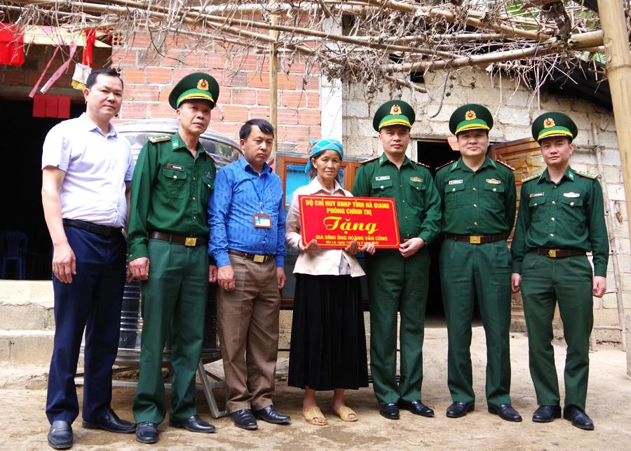 Trao tặng nhà cho bà con nghèo nơi biên giới. 