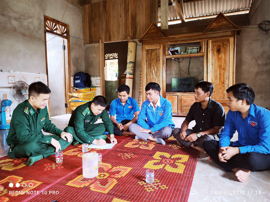 Cán bộ, chiến sĩ Đồn Biên phòng CKQT La Lay, Đoàn thanh niên 2 xã ký biên bản bàn giao dê giống đến hộ dân. Cán bộ, chiến sĩ Đồn Biên phòng CKQT La Lay, Đoàn thanh niên 2 xã ký biên bản bàn giao dê giống đến hộ dân.