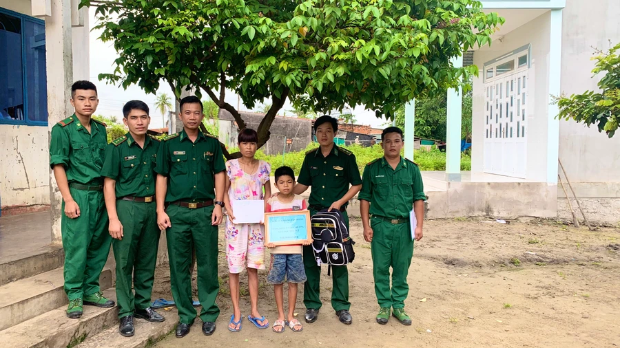 Hỗ trợ trẻ em nghèo nơi vùng cao biên giới. 