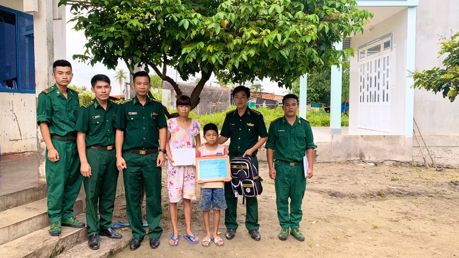 Hỗ trợ trẻ em nghèo nơi vùng cao biên giới. 