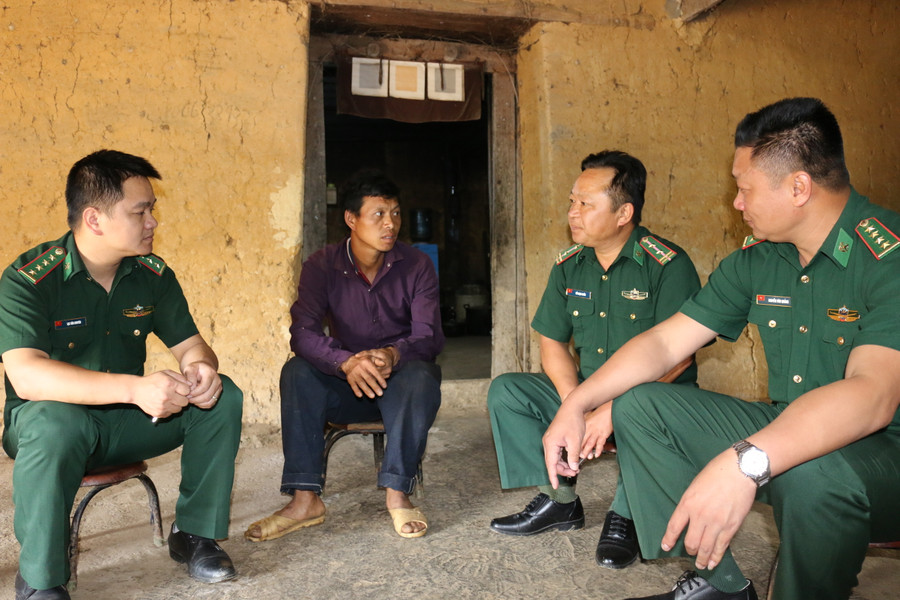 Cán bộ chiến sĩ Biên phòng thường xuyên tới nhà dân tư vấn cho người dân phát triển kinh tế gia đình.