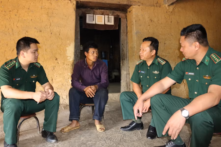 Cán bộ chiến sĩ Biên phòng thường xuyên tới nhà dân tư vấn cho người dân phát triển kinh tế gia đình.