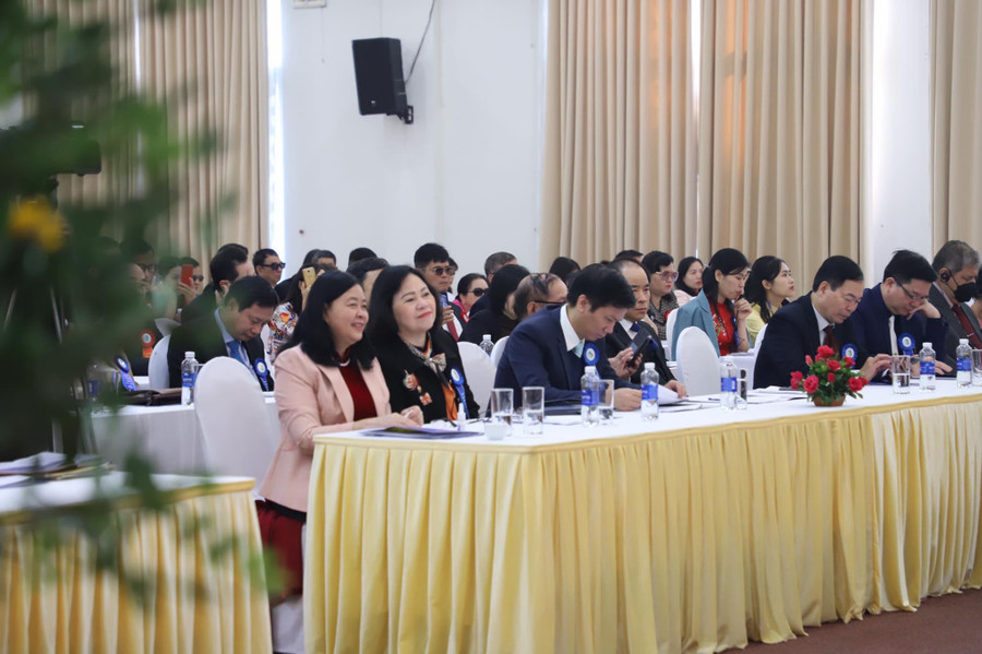 Bà Bùi Thị Minh Hoài, Bí thư TW Đảng, Trưởng Ban Dân vận TW (thứ nhất từ trái sang), Thứ trưởng Bộ GD&ĐT Ngô Thị Minh (thứ 2 từ trái sang) tại Đại hội. Bà Bùi Thị Minh Hoài, Bí thư TW Đảng, Trưởng Ban Dân vận TW (thứ nhất từ trái sang), Thứ trưởng Bộ GD&ĐT Ngô Thị Minh (thứ 2 từ trái sang) tại Đại hội.
