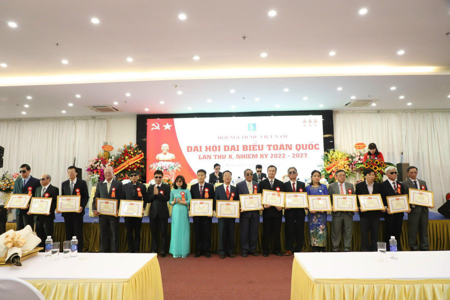 Trao bằng khen cho tập thể, cán bộ, hội viên Hội có thành tích xuất sắc. Trao bằng khen cho tập thể, cán bộ, hội viên Hội có thành tích xuất sắc.