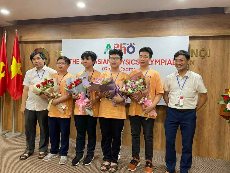 Nguyễn Tuấn Minh (thứ 2 bên phải) nuôi khát vọng chạm vào huy chương Nguyễn Tuấn Minh (thứ 2 bên phải) nuôi khát vọng chạm vào huy chương