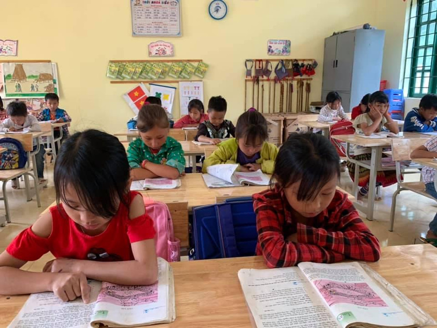 Học sinh dân tộc thành thạo tiếng Việt, giao tiếp tốt bằng tiếng Anh. Học sinh dân tộc thành thạo tiếng Việt, giao tiếp tốt bằng tiếng Anh.