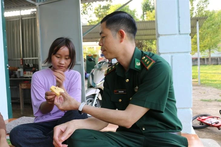 Cán bộ, chiến sĩ Đồn Biên phòng Mường Lạn luôn quan tâm, chăm có cho những con nuôi của mình. 