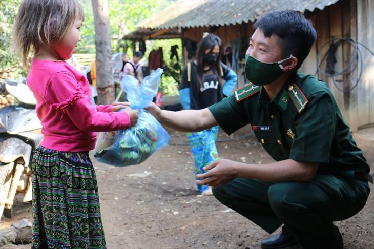 Quan tâm, động viên trò nghèo tại biên giới Mường Lạn Quan tâm, động viên trò nghèo tại biên giới Mường Lạn
