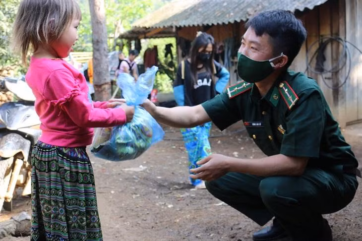 Quan tâm, động viên trò nghèo tại biên giới Mường Lạn